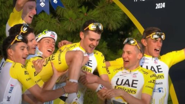 La UAE Emirates sul podio del Tour de France - © Youtube Tour de France