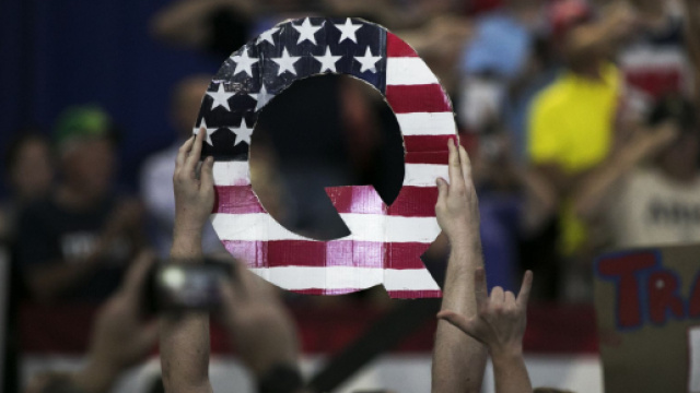 Un'immagine di Q, il simbolo del movimento complottista di estrema destra QAnon. &copy;Wikimedia Commons