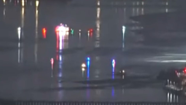 Uno screenshot delle operazioni di salvataggio nel fiume Potomac. ©Screenshot da YouTube