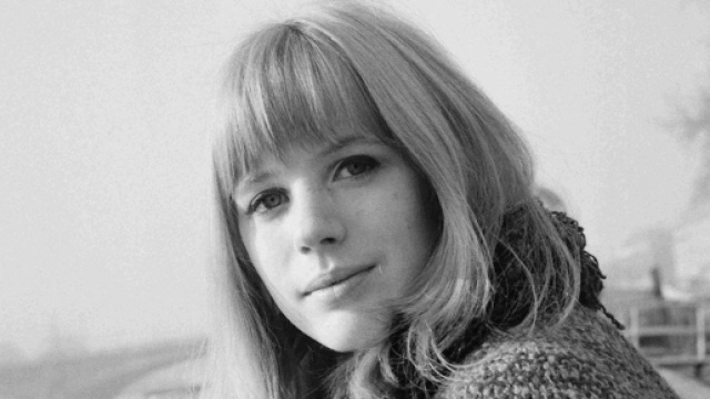 Marianne Faithfull lungo la Senna a Parigi, 6 gennaio 1964 &copy; Pierre Fournier/Sygma via Fliker