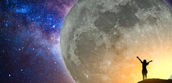 Figura che osserva la luna e le stelle dell'oroscopo © Pixabay