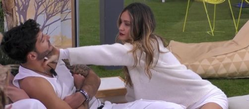 Javier Martinez e Helena Prestes - screenshot © Mediaset.