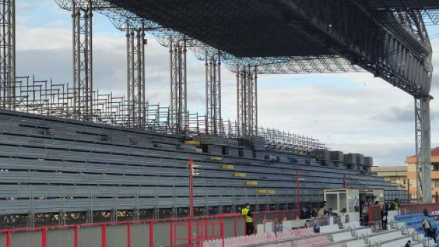 Lavoro in corso allo Stadio Comunale Ezio Scida di Crotone - © Francesco Trabassi.