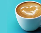 Tazza di caffè con una faccina sorridente © Pixabay.