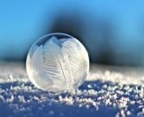 Una sfera in mezzo alla neve (©pixabay.com)