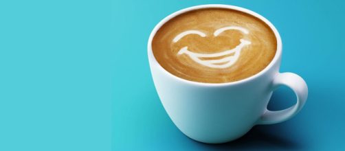 Tazza di caffè con una faccina sorridente © Pixabay.