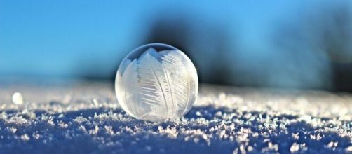 Una sfera in mezzo alla neve (©pixabay.com)