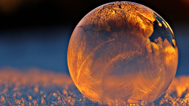 Una sfera sulla neve &copy; Pexels.com