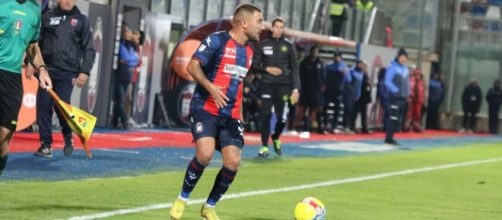 Cosimo Chiricò in azione con la maglia del Crotone - © Facebook / FcCrotone