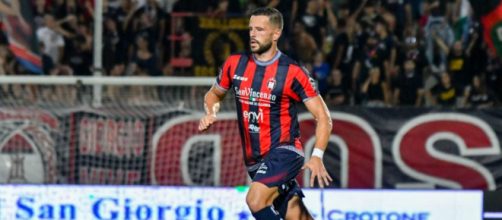 Maxime Giron, difensore del Crotone - © Facebook / FcCrotone