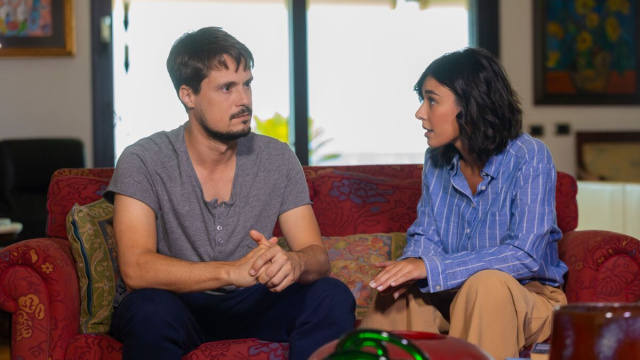 Gli attori Flavio Gismondi e Giorgia Gianetiempo in una scena di Un posto al sole © Rai.