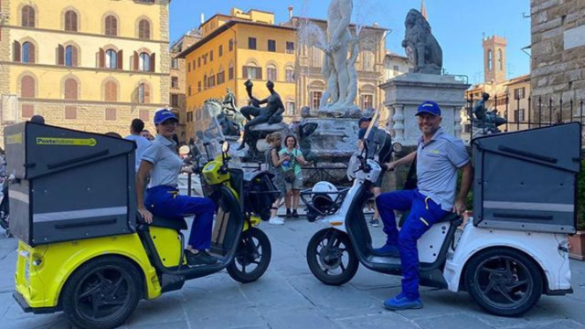 Portalettere con motomezzo aziendale - © Poste Italiane