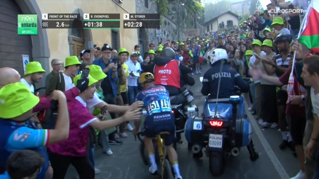 Remco Evenepoel bloccato dalle moto - © Screenshot Eurosport