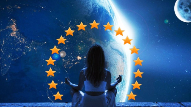 Figura meditativa davanti alla Terra e alla Luna, avvolta da stelle dorate – © Roberta Carsoli.