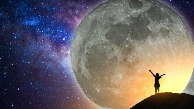 Figura che osserva la luna e le stelle dell'oroscopo © Pixabay