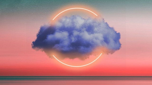 Nuvola solitaria su un cielo pastello e mare calmo © Pixabay.