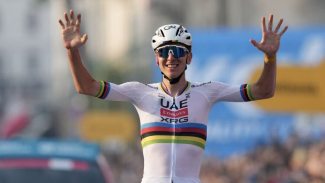 Tadej Pogacar mentre vince l'ennesimo Lombardia © Facebook