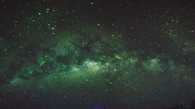 Una galassia che emette una luce verde © Pixabay.