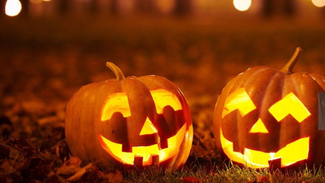 Zucche intagliate e illuminate, simbolo di Halloween © Pixabay.