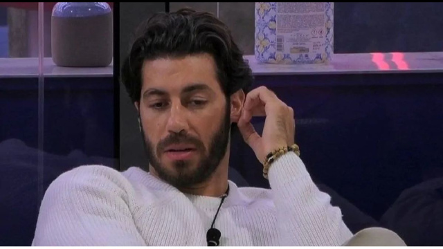 In foto Omer, concorrente del Grande Fratello © Mediaset.