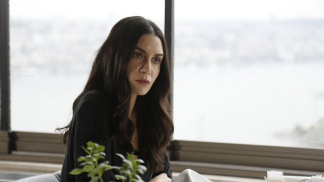 Ahu Yagtu (Piril) in una posa di 'La forza di una donna'. © Immagine Mediaset.