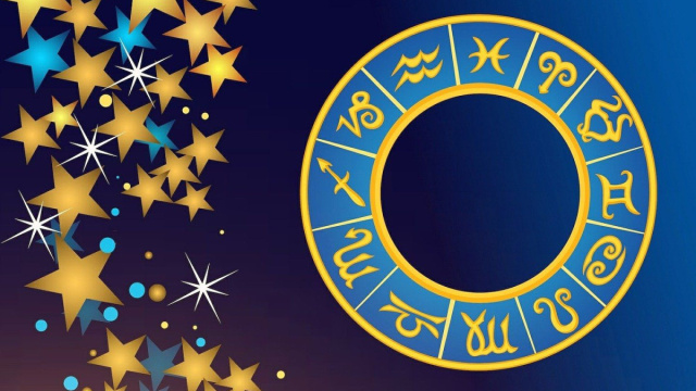 Cerchio zodiacale dorato con i dodici segni su sfondo blu © Pixabay.