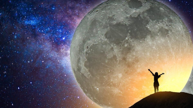 Donna che contempla la luna e le stelle dell'oroscopo © Pixabay.