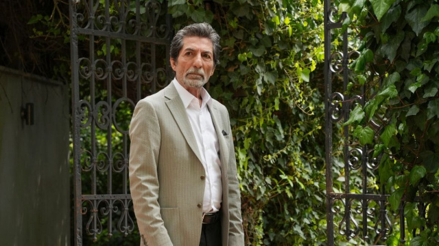 Mustafa Ugurlu (Murat Tarik Yenersoy) in una posa di Tradimento. © Immagine Mediaset.