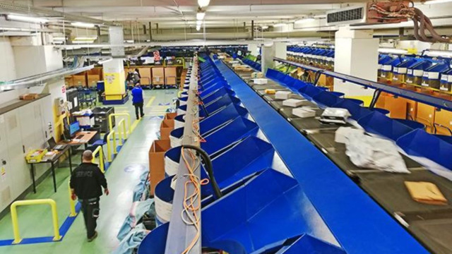 Un centro di smistamento di Poste Italiane - © Poste Italiane