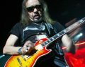 È morto Ace Frehley, chitarrista e membro fondatore dei Kiss: aveva 74 anni