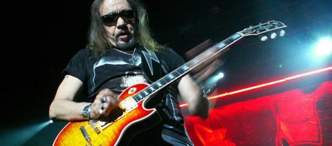È morto Ace Frehley, chitarrista e membro fondatore dei Kiss: aveva 74 anni