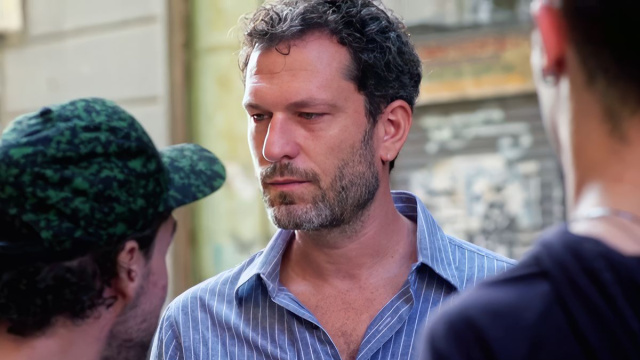 Eduardo Sabbiese (Fiorenzo Madonna) affronta i ragazzi del quartiere © Un Posto al Sole Rai.