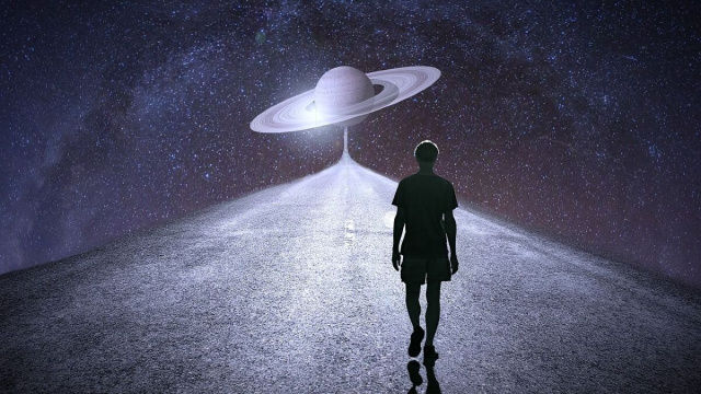 Un uomo percorre una strada che porta al pianeta Saturno © Pixabay.