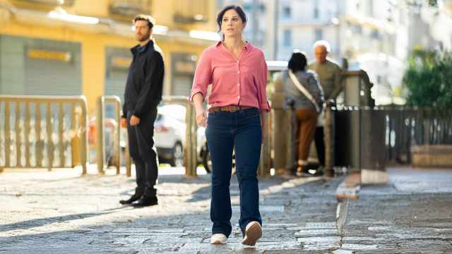 In primo piano Rosa Picariello (Daniela Ioia), sullo sfondo Damiano Renda (Luigi Miele) © Un Posto al Sole Rai