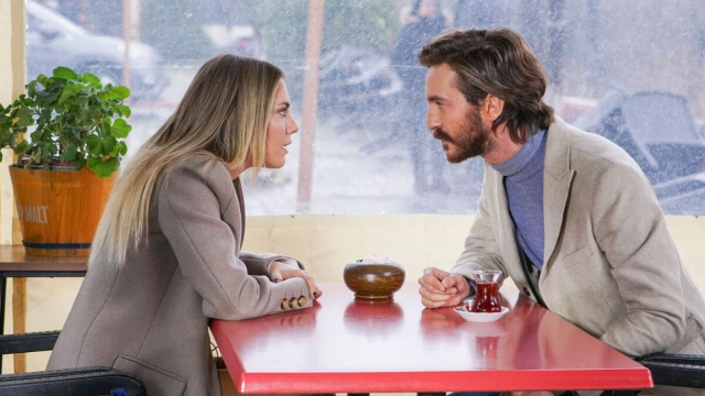 Eda Ece (Yildiz Argun) e Sarp Can Köroğlu (Kemal Karaca) © Mediaset.