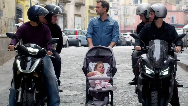 Eduardo Sabbiese (Fiorenzo Madonna) e la piccola Nunziatina accerchiati dai ragazzi del quartiere – © Un posto al sole / Rai.