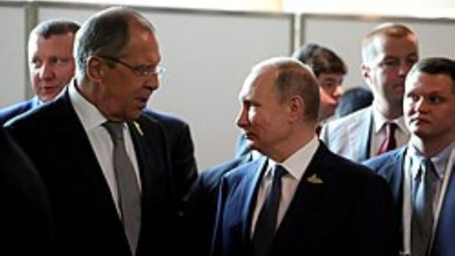 D sinistra il ministro degli esteri russo Lavrov e il presidente Putin (foto wikipedia)