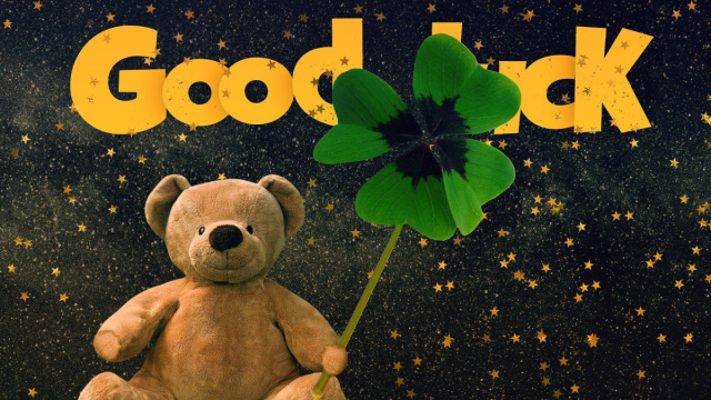 Orsetto di peluche con quadrifoglio e scritta 'Good Loock' - &copy; Pixabay.