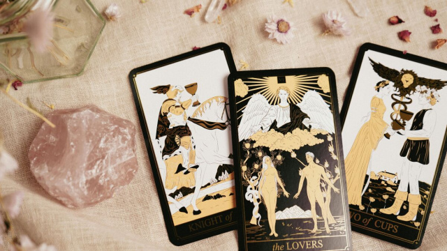 Tre carte dei tarocchi: cavaliere di coppe, gli Amanti e asso di Coppe - &copy;Pexels