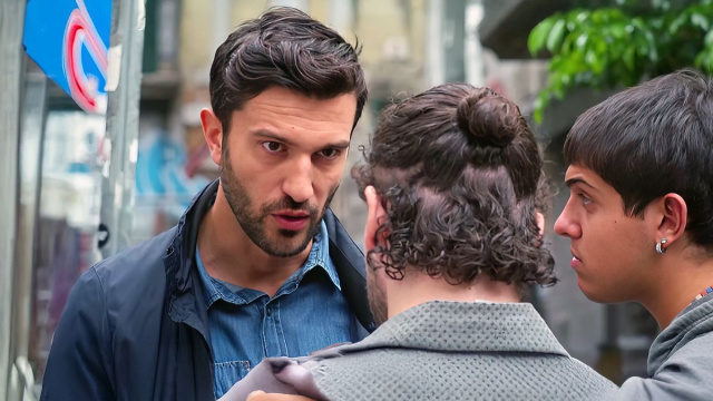 Damiano Renda (Luigi Miele) e Peppe Caputo (Vitaliano Liguori) © Un Posto al Sole Rai. Damiano Renda (Luigi Miele) e Peppe Caputo (Vitaliano Liguori) © Un Posto al Sole Rai.