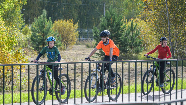 Alcuni giovani ciclisti amatori. © Foto di Radik 2707 su Pexels