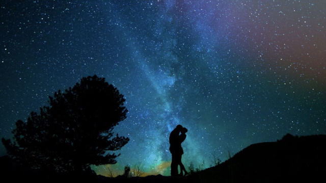 Una coppia di innamorati sotto un cielo di stelle - pixabay.com