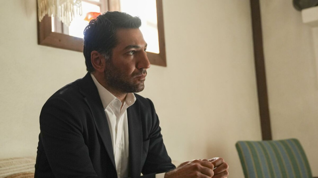 Berkay Ates (Kahraman Sarpoglu) in una posa di Tradimento. &copy; Immagine Mediaset