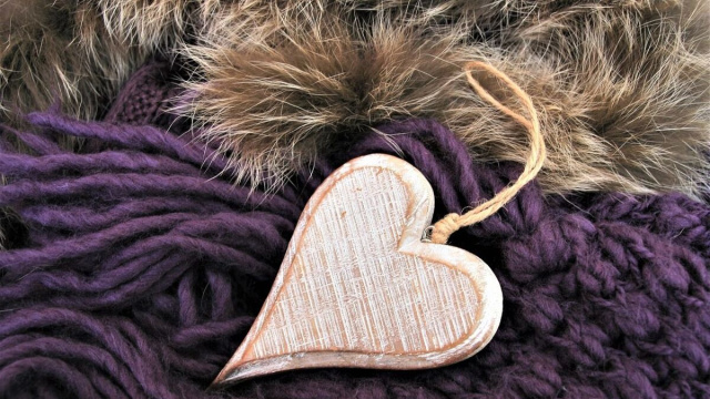 Cuore intagliato su un maglione (©pixabay.com).