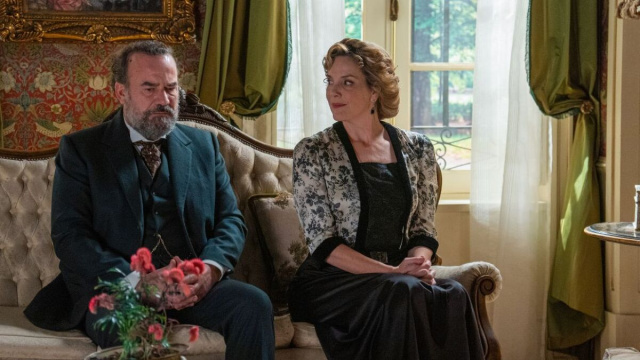 Manuel Regueiro (Alonso Luj&aacute;n) e Eva Mart&iacute;n (Cruz Ezquerdo) in una posa de 'La Promessa'. &copy; Immagine Mediaset