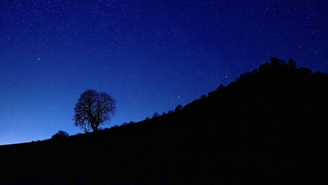 Cielo stellato su un paesaggio in ombra © Pixabay