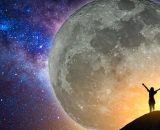 Donna che contempla la luna e le stelle dell'oroscopo © Pixabay