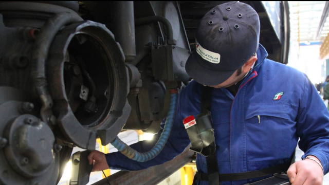 Operatore manutenzione rotabili Trenitalia - © Ferrovie dello Stato.