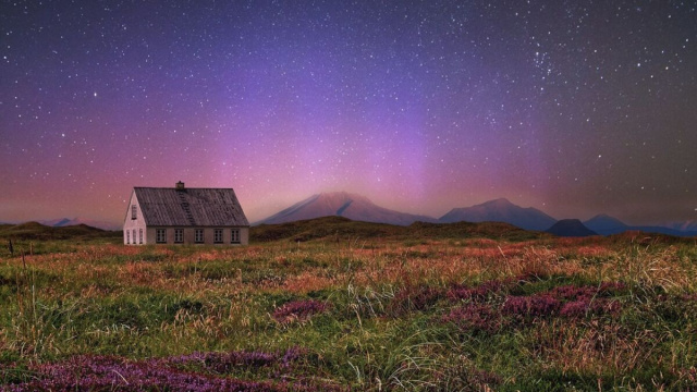 Casetta di campagna sotto un cielo stellato con aurora boreale. © Pixabay.