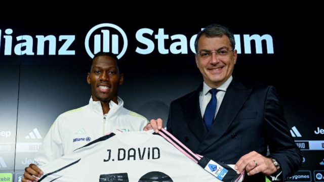 Jonathan David e Damien Comolli. Foto © Juventus